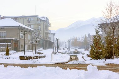 Bansko, Bulgaristan sokak manzarası ve Pirin dağları