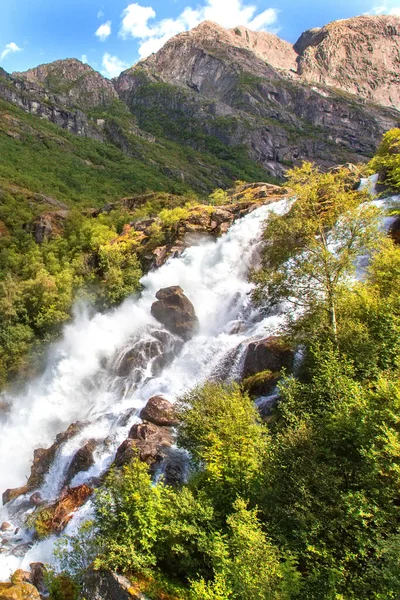 Duhový a Briksdalský vodopád v Norsku — Stock fotografie