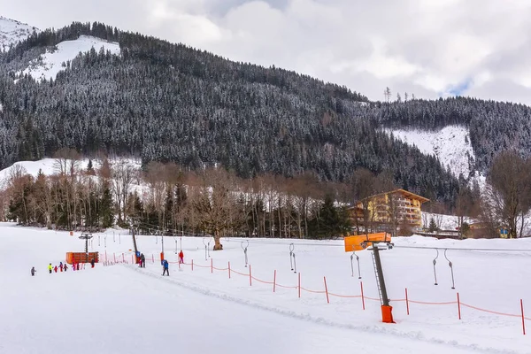 Saalbach, Oostenrijk skipiste en sleeplift — Stockfoto