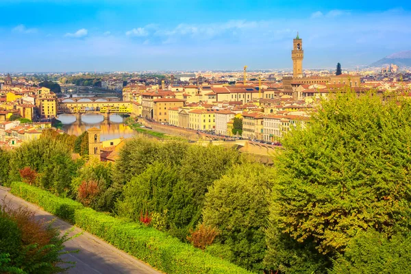 Pohled na město s Ponte Vecchio, Florencie, Itálie — Stock fotografie