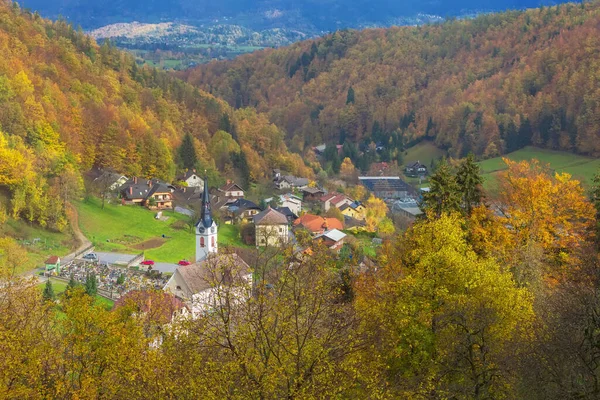 Церковь в деревне Словении, осенние деревья — стоковое фото