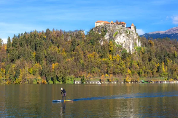 Bled, Eslovenia hombre en Paddle Board — Foto de Stock