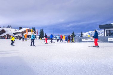 Saalbach, Avusturya, insanlar kayak yapıyor.