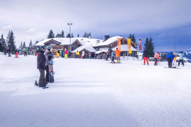 Saalbach, Avusturya, insanlar snowboard ve kayak yapıyor.