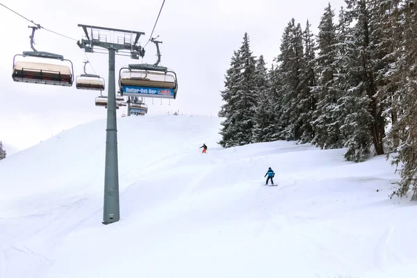 Sessellift in Saalbach, Österreich und Snowboarder — Stockfoto