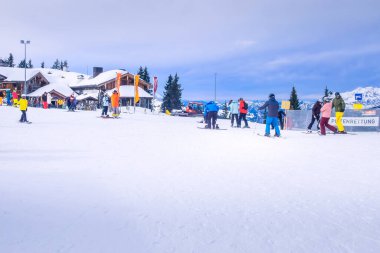 Saalbach, Avusturya, insanlar kayak yapıyor.
