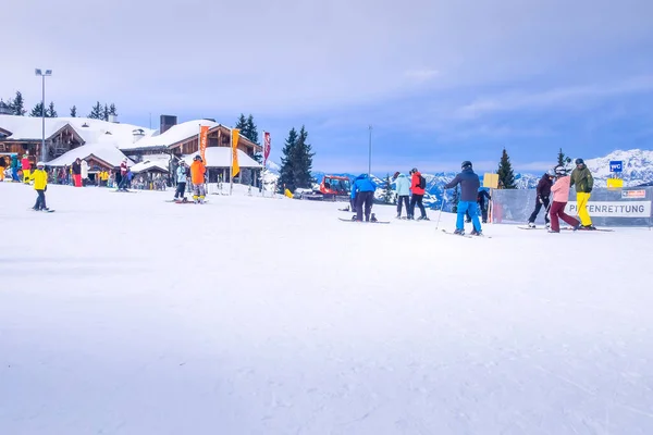 Saalbach, Avusturya, insanlar kayak yapıyor. — Stok fotoğraf