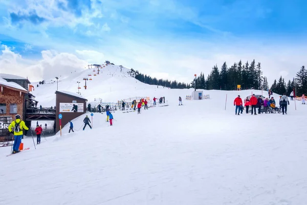 Saalbach, Avusturya, insanlar snowboard ve kayak yapıyor.