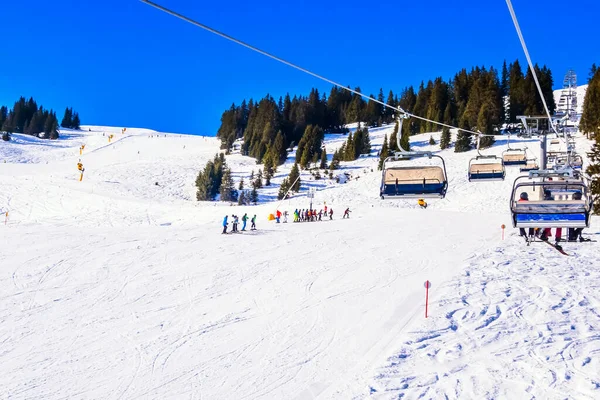 Saalbach, Avusturya kayak pisti ve sandalye kaldırma — Stok fotoğraf