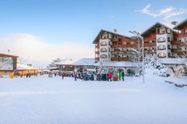 Kayak merkezi Bansko, Bulgaristan, insanlar kuyrukta