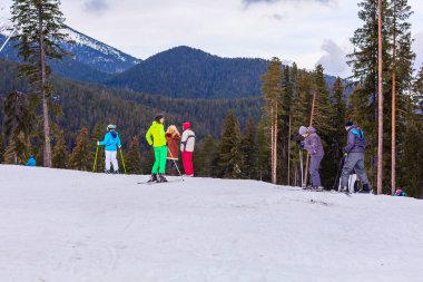 Bulgaristan 'ın Bansko kentinde kayak merkezi ve kayakçılar