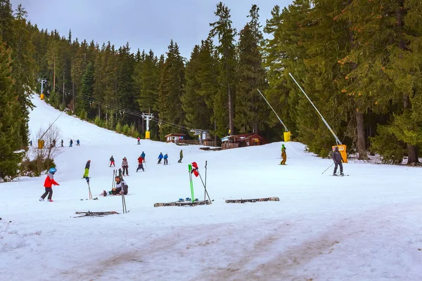 Station de ski slope and ski iers in Bansko, Bulgarie — Photo