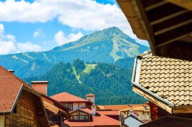 Yazın Todorka Dağı, Bulgaristan 'ın Bansko kentindeki Bulgar kayak merkezi Bansko' da ahşap dağ çatıları manzara manzarası