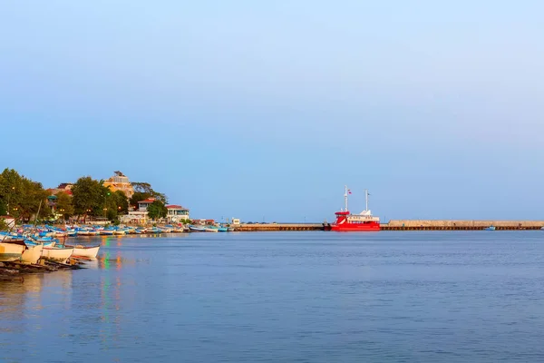 ポモリエ ボートとブルガリアの海岸線の海の景色 町の遊歩道の家と黒海の海辺のリゾート — ストック写真