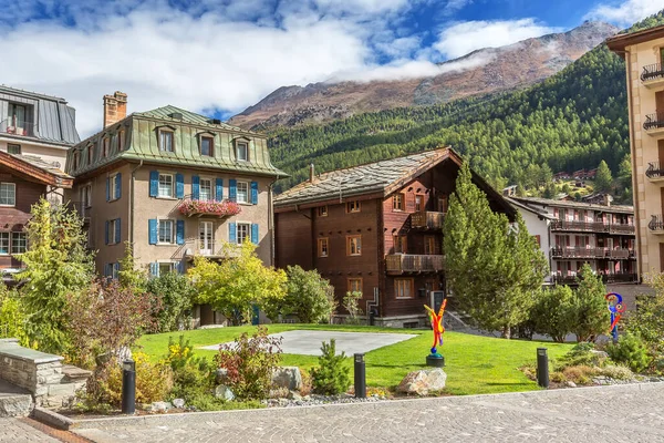 Házak Zermatt alpesi faluban, Svájc — Stock Fotó
