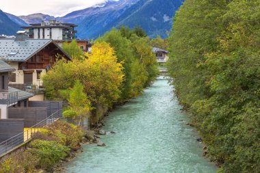 Chamonix, Fransa 'da nehir ve evler..