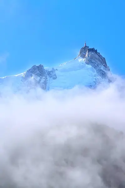 Aiguille du Midi, macizo del Mont Blanc en los Alpes franceses —  Fotos de Stock