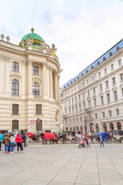 Hofburg palota és fiaker Bécsben, Ausztriában — Stock Fotó