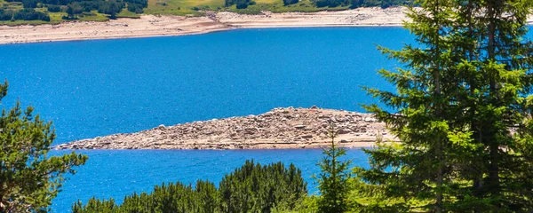 Schöner Blick auf den See und die Berge mit Kiefern — Stockfoto