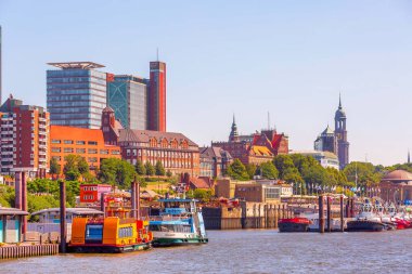 Almanya, Hamburg silueti ve Elbe Nehri