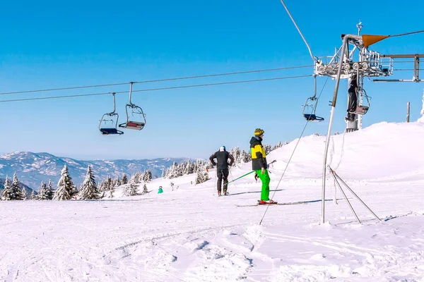 Síközpont Kopaonik, Szerbia, emberek, sífelvonó — Stock Fotó