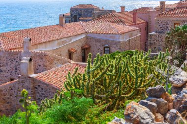 Yunanistan 'ın Mora kentindeki Monemvasia evleri ve denizleri