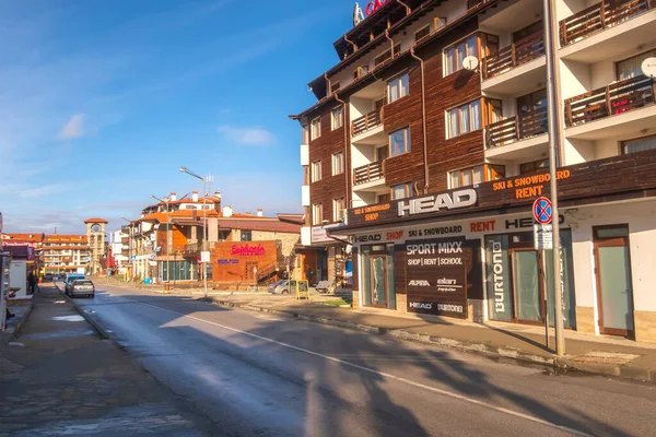 Bansko, Bulgarien höst gata och hus — Stockfoto