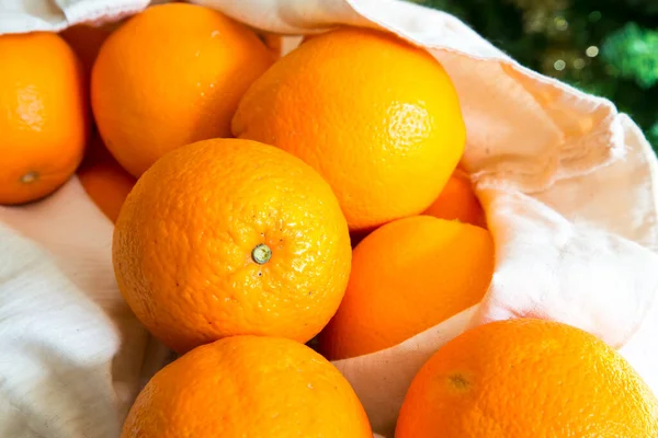 Oranges brutes sortant du sac à provisions — Photo