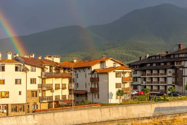 Bulgaristan 'ın Bansko kentinde yaz mevsimi boyunca İspanyol panoraması ve gökkuşağı