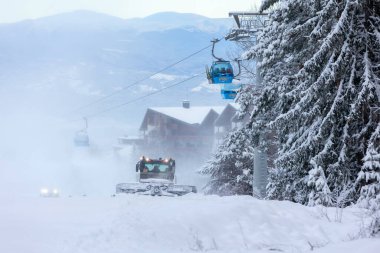 Bansko, Bulgaristan - 21 Ocak 2024: Kar temizleyici kar temizleme pisti makinesi Alp kayağı için kayak pisti, kış tatili
