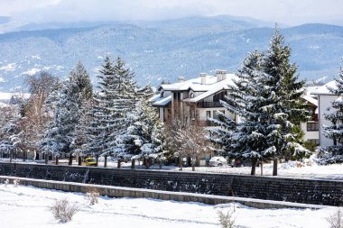 Bulgaristan 'ın Bansko kentinde kış caddesi yüksek açı manzaralı, İspanya kayak merkezindeki evler ve nehirler