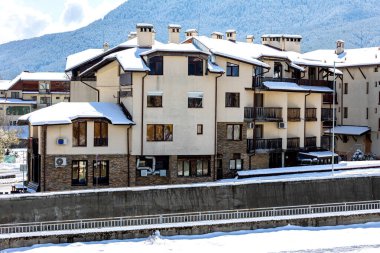 Bulgaristan 'ın Bansko kentinde kış caddesi yüksek açı manzaralı, İspanya kayak merkezindeki evler ve nehirler