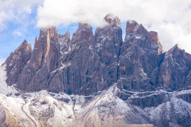 Santa Maddalena 'daki İtalyan Dolomites Alpleri, Geisler veya Odle Dağı tepeleri, Val di Funes Vadisi, İtalya