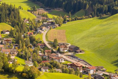 Dolomitler, İtalya. St. Magdalena ya da Santa Maddalena köyü ve yeşil alp çayırlarının havadan panoramik manzarası