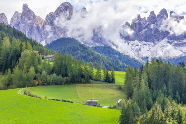 Dolomitler, İtalya. St. Magdalena ya da Santa Maddalena köyünün, Geisler Odle dağlarının ve yeşil dağların panoramik manzarası.