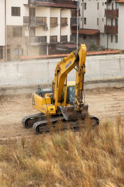Bansko, Bulgaristan - 25 Eylül 2025: Kazıcı parkın inşaatı için zemin hazırlıyor