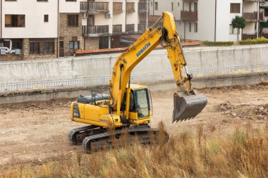 Bansko, Bulgaristan - 25 Eylül 2025: Kazıcı parkın inşaatı için zemin hazırlıyor