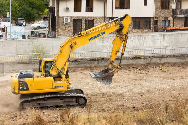 Bansko, Bulgaristan - 25 Eylül 2025: Kazıcı parkın inşaatı için zemin hazırlıyor