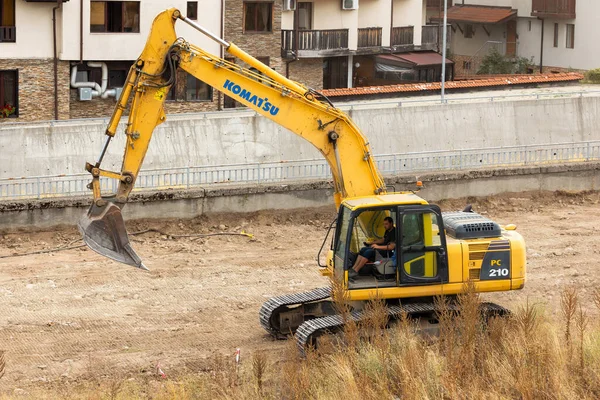 Bansko, Bulgaristan - 25 Eylül 2025: Kazıcı parkın inşaatı için zemin hazırlıyor