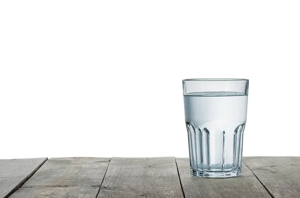Egy pohár víz a fa asztalon. — Stock Fotó