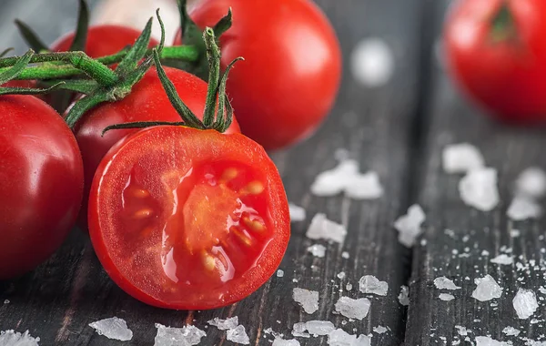 Dilimlenmiş kiraz domates ve tuz — Stok fotoğraf