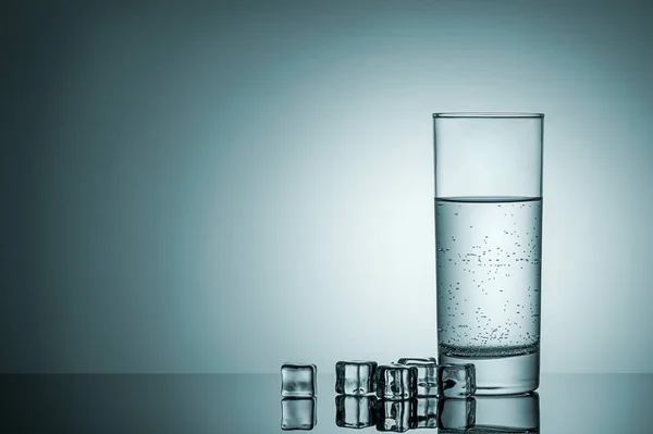 A víz és a jég-kocka üveg — Stock Fotó