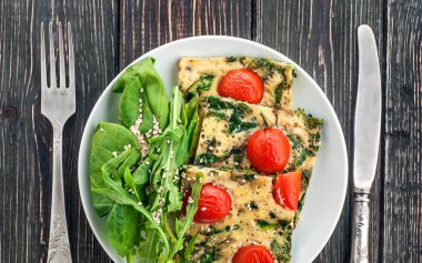 Fritatta üzerinde beyaz tabak üstten görünüm