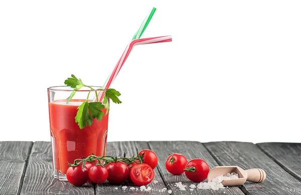 Tahta bir masada bir bardak domates suyu. — Stok fotoğraf
