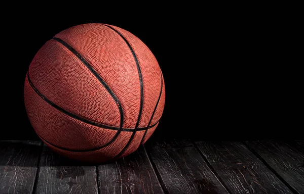 Basket boll på ett trägolv — Stockfoto