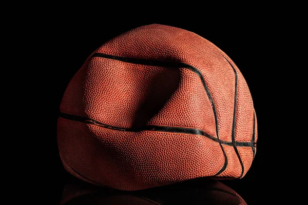 Pelota de baloncesto vieja desfigurada y arrugada — Foto de Stock