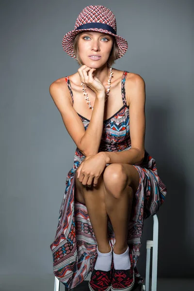 Modemädchen Sommerkleid Mit Hut Und Sommeraccessoires — Stockfoto
