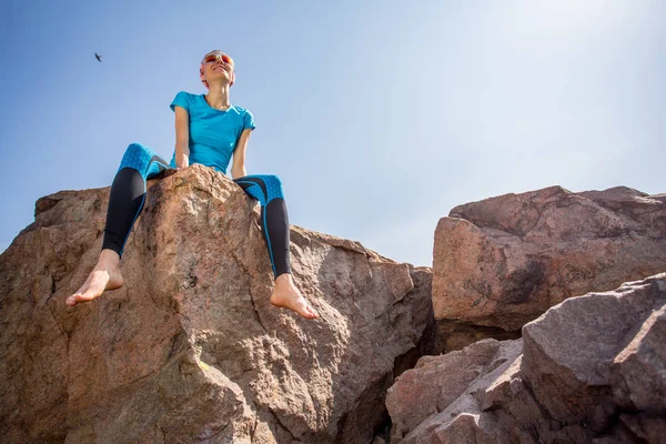 Çekici Kadın Atlet Açık Havada Bir Kayaya Görünümü Patellayı Otururken — Stok fotoğraf
