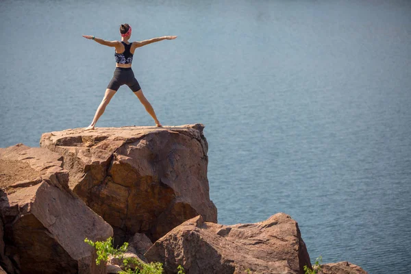 Sport Kvinna Gör Yoga Utomhus Hälsosam Livsstilskoncept — Stockfoto