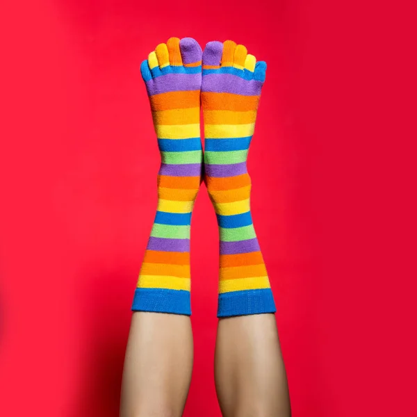 Beine Lustigen Socken Auf Knallrotem Hintergrund — Stockfoto